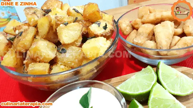 Iscas de peixe com batatas rústicas
