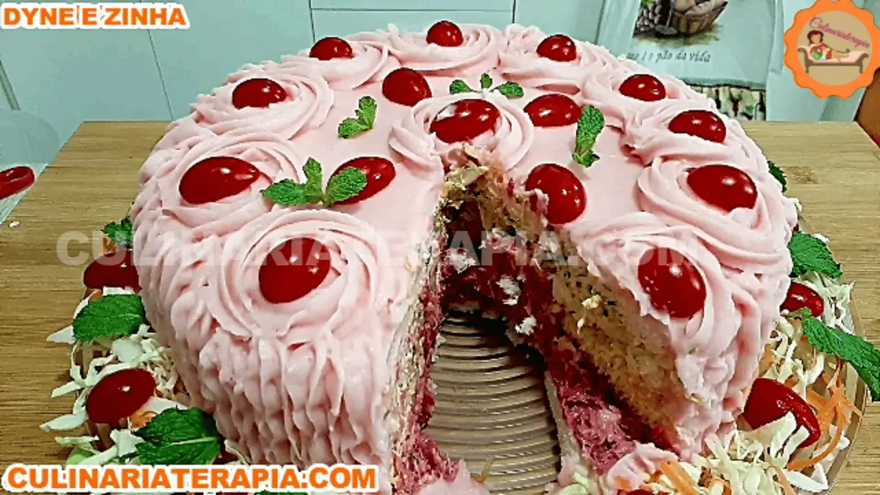Torta Fria Salgada de Frango Decorada Cor de Rosa