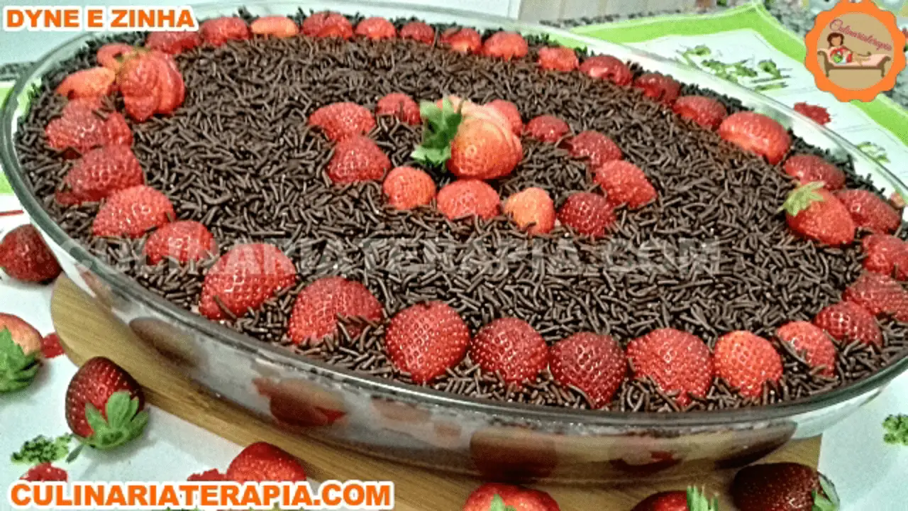Bolo Alagado Cremoso de Chocolate e Morango