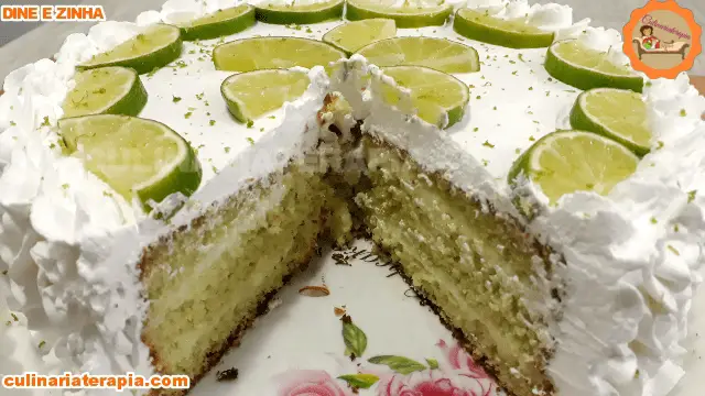Bolo Gelado Molhadinho de Limão com Chantilly