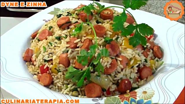 Delicioso Almoço Completo com Salsichas e Legumes
